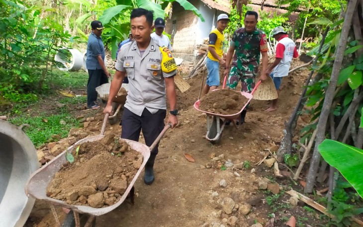 TNI-Polri Bersama Warga Bahu-Membahu Bangun Akses Jalan di Salamrejo Trenggalek