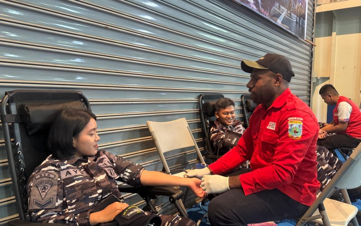 TNI AL Gelar Donor Darah untuk Masyarakat Papua di Atas Kapal Perang Rumah Sakit KRI dr Soeharso-990