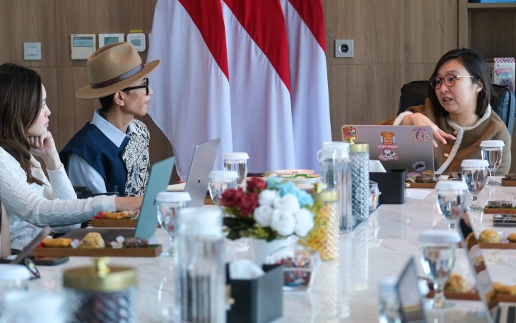 Wakil Menteri Ekonomi Kreatif, Irene Umar, menerima audiensi Founder dan CEO Dus Duk Duk, Arief Susanto, bersama seniman dan kreator konten, Erika Richardo, di Kantor Kementerian Ekraf, Jakarta, Kamis (18/6/2026)