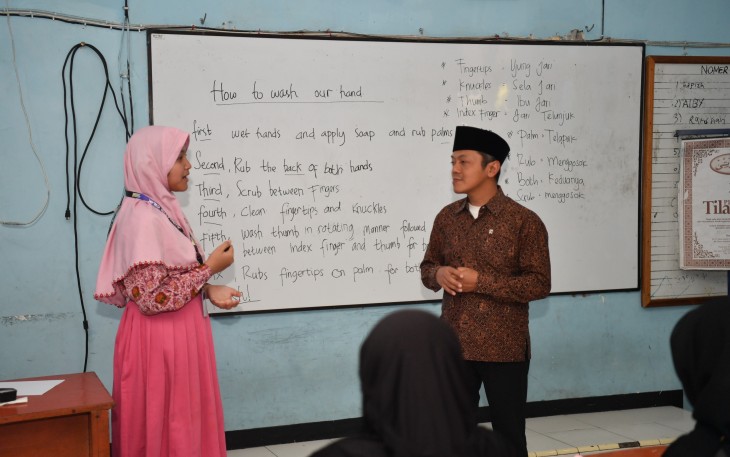 Suasana belajar di SD Muhammadiyah Lamongan (SD Muhla), Jawa Timur tampak berbeda saat Wakil Menteri Pendidikan Dasar dan Menengah (Wamendikdasmen) Fajar Riza Ul Haq hadir di sana