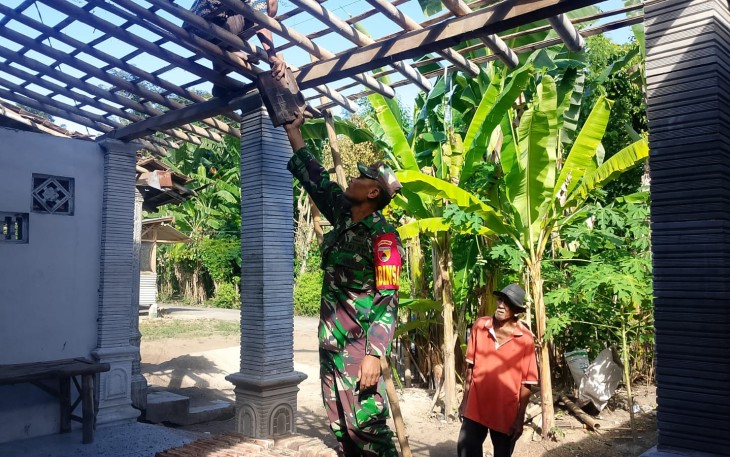 Gotong Royong Babinsa dan Warga Wujudkan Rumah Layak Huni bagi Keluarga di Krandegan