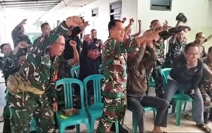 Nobar Piala Dunia Bangun Keakraban TNI dan Masyarakat
