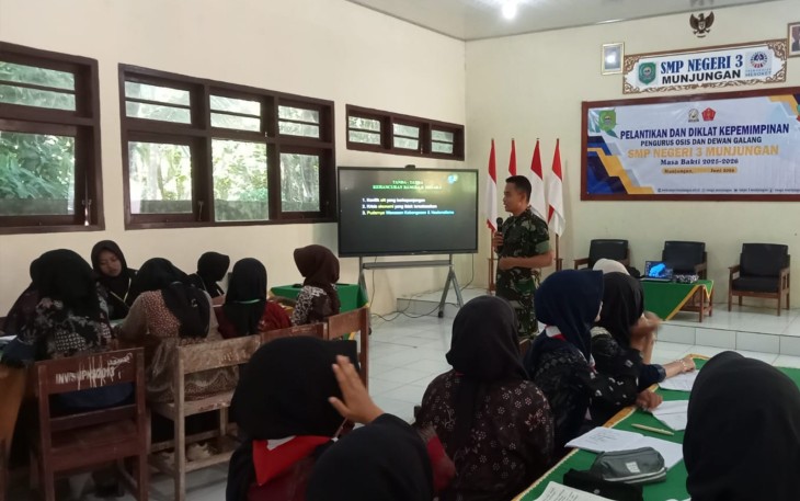 Babinsa Munjungan Tanamkan Wawasan Kebangsaan kepada Peserta LDK SMPN 3 Munjungan
