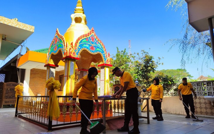Polres Malang Bersih-Bersih Vihara di Lawang