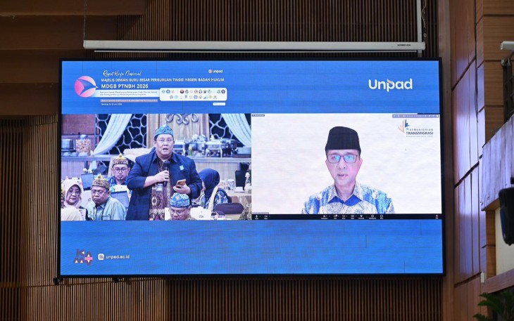 Mentrans Iftitah saat menjawab pertanyaan Guru Besar Universitas Negeri Padang dalam Pertemuan Majelis Dewan Guru Besar Perguruan Tinggi Negeri Badan Hukum di Kampus Unpad Dipati Ukur, Bandung