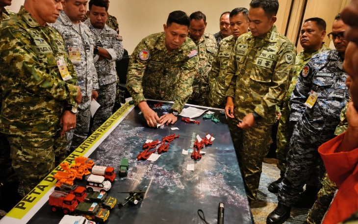 Asisten Operasi (Asops) Panglima TNI Letnan Jenderal (Letjen) TNI Bobby Rinal Makmun mewakili Panglima TNI Jenderal TNI Agus Subiyanto secara resmi menutup Latihan Gabungan Bersama Malaysia–Indonesia 