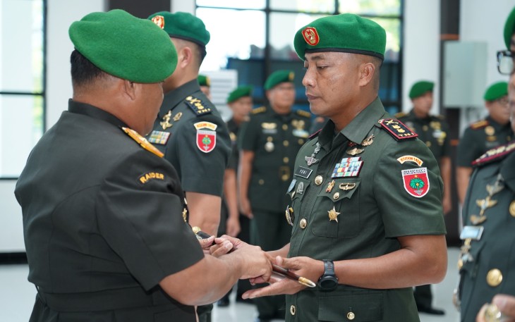 Komandan Korem 143/Halu Oleo Brigjen TNI R. Wahyu Sugiarto, S.I.P.,M.Han memimpin upacara Serah Terima Jabatan (Sertijab) Komandan Kodim 1413/Buton dan tradisi satuan Korem 143/HO di Balai Prajurit korem 143/Halu Oleo