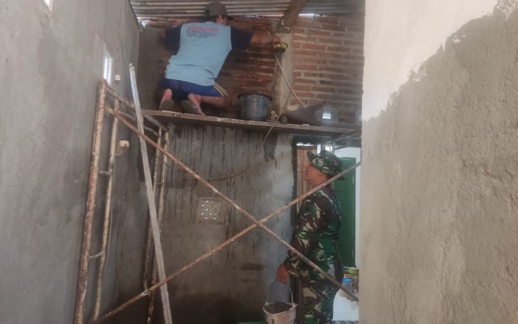 Babinsa Desa Batangsaren Dampingi Pengerjaan Rutilahu, Wujudkan Hunian Layak bagi Warga Kurang Mampu