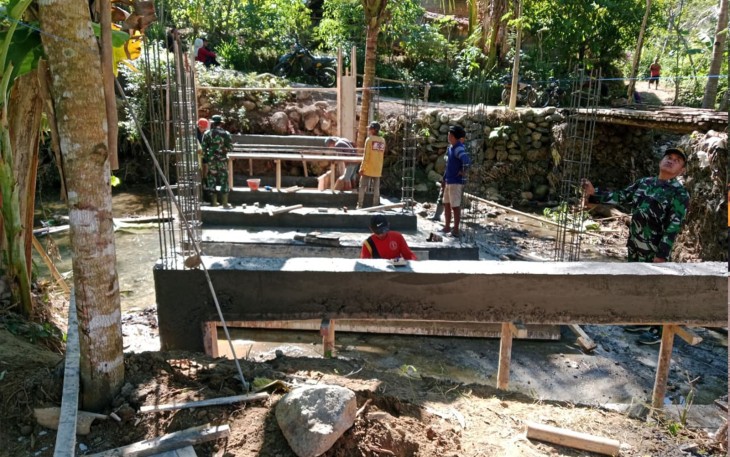 Gotong Royong Bangun Jembatan Armco, TNI Permudah Akses Warga Suruh