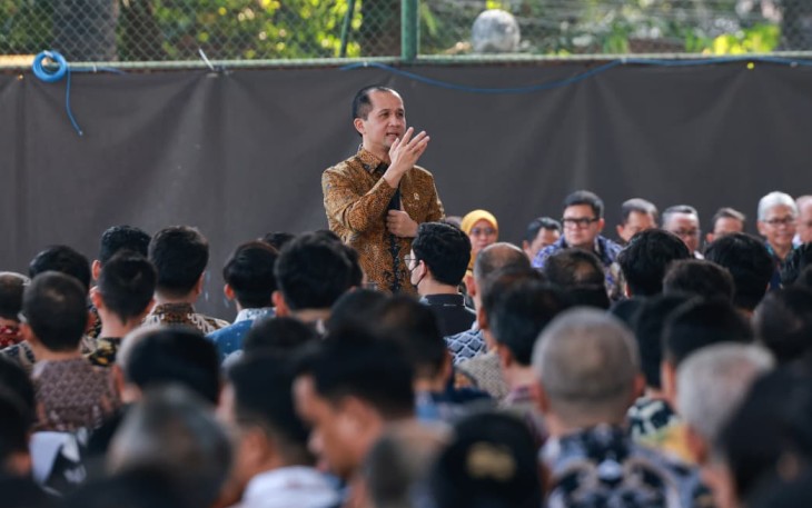 Menteri Transmigrasi M. Iftitah Sulaiman Suryanagara saat memimpin Apel Pegawai Kementerian Transmigrasi yang bertepatan dengan peringatan Hari Keluarga Nasional