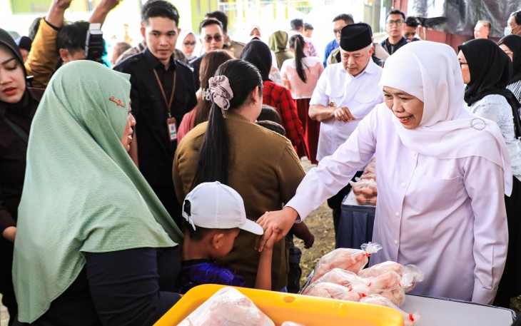 Gubernur Jawa Timur Khofifah Indar Parawansa memimpin pelaksanaan Pasar Murah ke-77 Tahun 2026 di Halaman Pentungan Sari Waterpark, Desa Toyomarto, Kecamatan Singosari, Kabupaten Malang, Selasa (30/6)