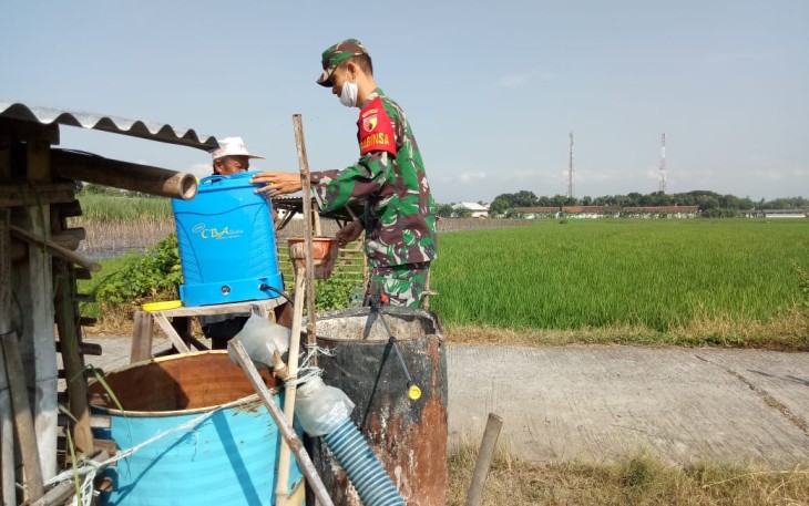 Bantu pengendalian hama di wilayah desa binaan