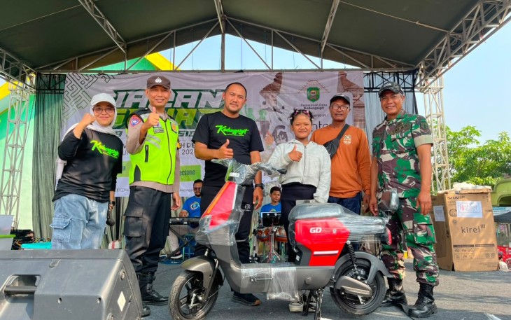 Sinergi TNI-Polri Kawal Jalan Sehat Bersih Desa Kedungsigit Berlangsung Aman dan Meriah
