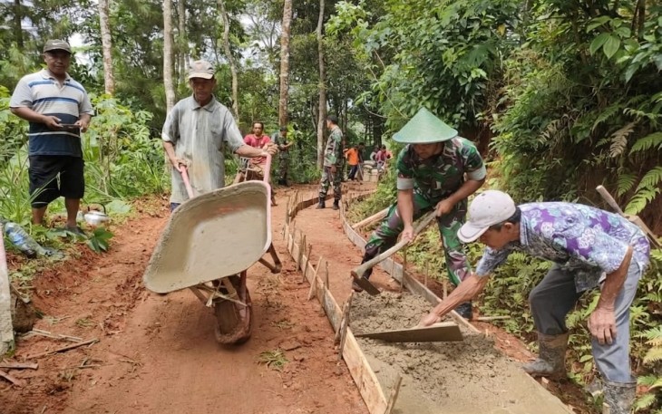 Perbaiki Infrastruktur Jalan Desa, Kodim 0801/Pacitan Gelar Karya Bhakti Satkowil Tahun 2026
