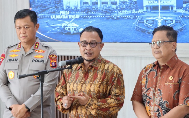 Anggota Komisi Kepolisian Nasional, Mochammad Choirul Anam didampingi Kapolda Kalimantan Tengah, menggelar konferensi pers