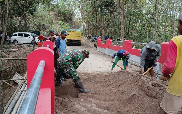 Jembatan Harapan Dibangun Bersama, Babinsa dan Warga Candimulyo Perkuat Semangat Gotong Royong