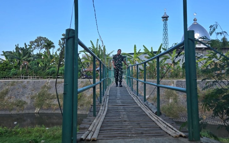 Komandan Kodim 0807/Tulungagung Letkol Arh Hanny Galih Satrio, S.I.P., M.Han., meninjau langsung dua lokasi jembatan di Desa Karanganom, Kecamatan Kauman, dan Kelurahan Kedungsoko