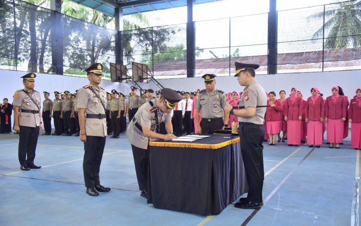 Kapolda Gorontalo, Irjen Pol. Drs. Widodo, S.H., M.H., memimpin langsung upacara Serah Terima Jabatan (Sertijab) sejumlah pejabat utama di lingkungan Polda Gorontalo