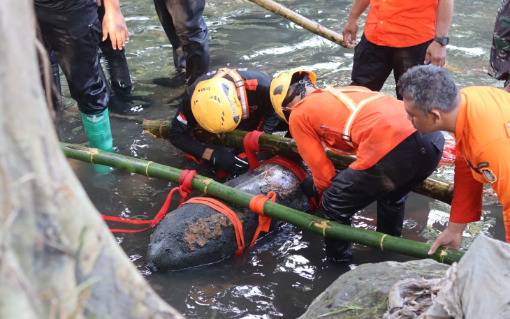 Polres Blitar Kota bersama Tim Penjinak Bom (Jibom) Brimob Polda Jawa Timur berhasil mengamankan sebuah bom udara (aircraft bomb) yang ditemukan di aliran Sungai Jalan Manggar, Kecamatan Sukorejo, Kota Blitar