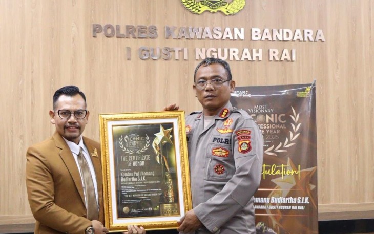 Kapolres Kombes I Komang Budiartha saat menerima penghargaan