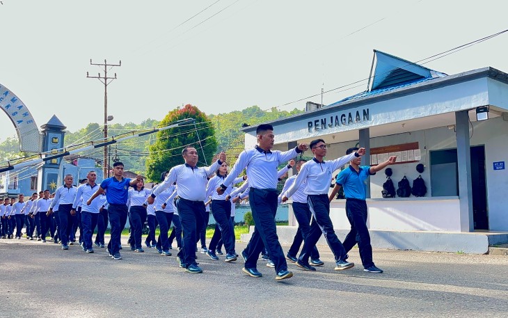 Tingkatkan Kebugaran dan Soliditas, Prajurit Kodaeral IX Olahraga Jalan Cepat Keliling Halong  