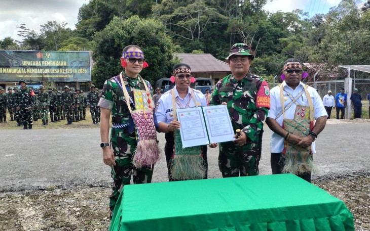Dansatgas TMMD Ke-129 Kodim 1807/Sorong Selatan Letkol Czi Paulus Caesario bersama Bupati Sorong Selatan, Rabu (15/7)