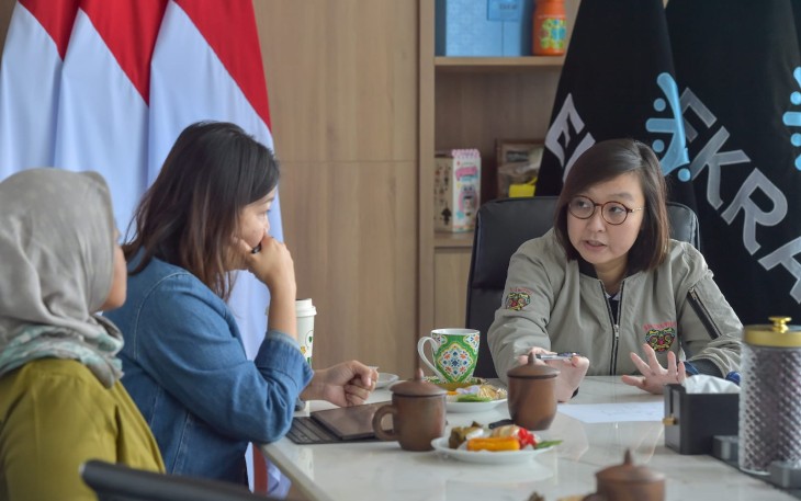 Wakil Menteri Ekonomi Kreatif/Wakil Kepala Badan Ekonomi Kreatif (Ekraf), Irene Umar (kanan), berdialog dengan Co-Founder sekaligus Art & Creative Director Imagispace, Mervi (kiri), saat menerima audiensi Imagispace di Kantor Kementerian Ekonomi Kreatif, Jakarta, Rabu (15/07/2026).