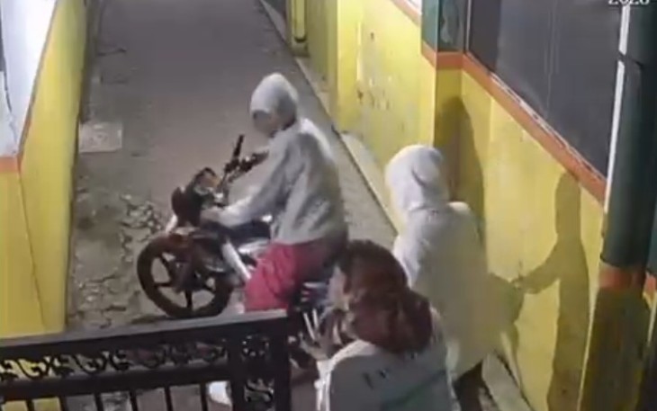 Pelaku pencurian kotak amal tertangkap kamera cctv