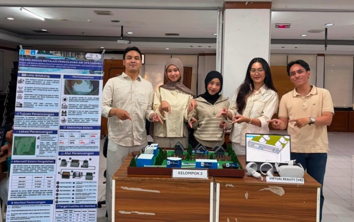 Dokumentasi : Vivaldi dan tim saat menghadiri pameran dalam kegiatan Capstone