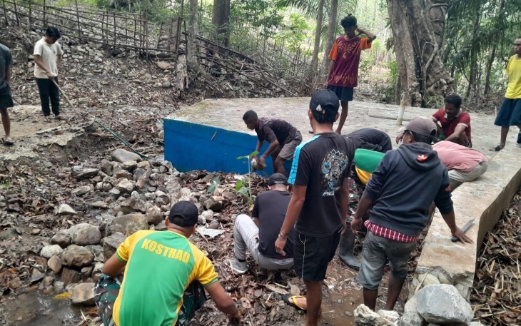 Pos Salore Bersama KKN dan Warga Desa Tulakadi Laksanakan Kerja Bakti Pembersihan Penampungan Air Dusun Sulire