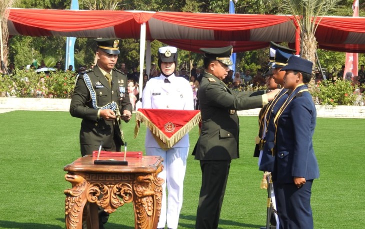 Sebanyak 734 Perwira Prajurit Karier (Pa PK) TNI Gelombang I Tahun Anggaran 2026 resmi dilantik dan diambil sumpahnya dalam Upacara Prasetya Perwira yang dipimpin Panglima TNI Jenderal TNI Agus Subiyanto di Markas Besar TNI, Cilangkap, Jakarta Timur, Senin (27/7/2026)