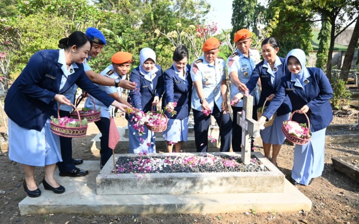 Peringati Hari Bakti TNI AU ke-79, Danwingdik 400/Matukjur Tabur Bunga di TMP Kusuma Bhakti Jurug