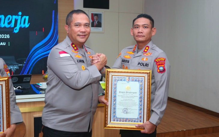 Kapolda Kepulauan Riau, Irjen. Pol. Asep Safrudin, S.I.K., M.H., menyerahkan Piagam Penghargaan Kapolri kepada Polres Bintan