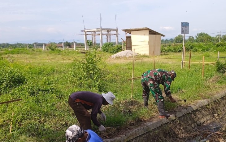 Babinsa dan Petani Bersihkan Saluran Air di Ketawang
