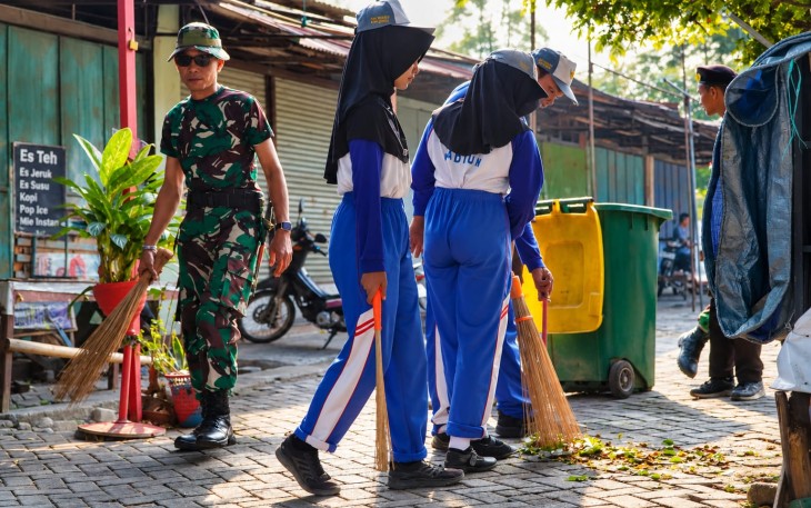 Sambut HUT ke-81 TNI, Kodim Madiun Ajak Pelajar dan Warga Peduli Kebersihan Pasar