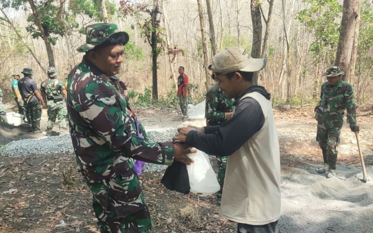 Kepedulian Warga Ngajaran, Serka Rano Terima Snack Saat Isoma Satgas TMMD Reguler ke-130
