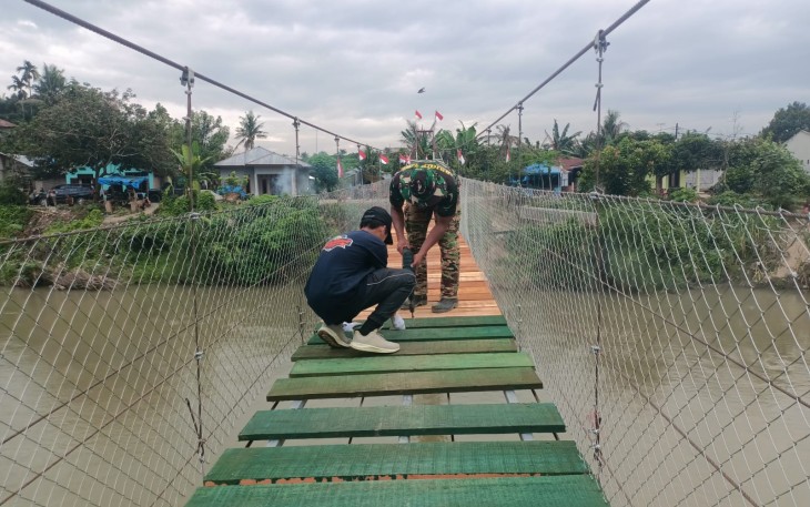 Prajurit TNI Rampungkan Renovasi Jembatan Gantung Garuda