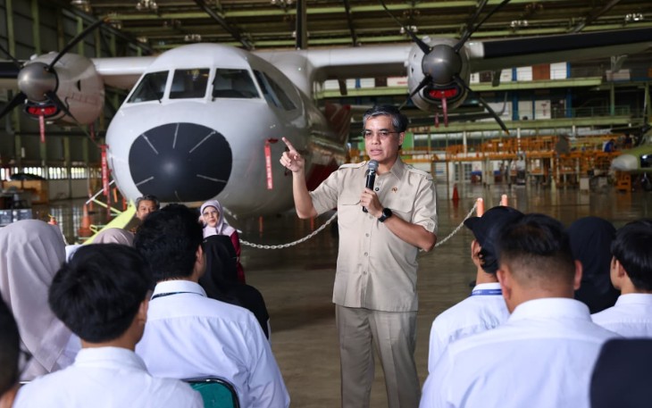 Menaker, Yassierli saat meninjau program magang di PT Dirgantara Indonesia (PTDI) di Bandung, Kamis (5/3/2026).