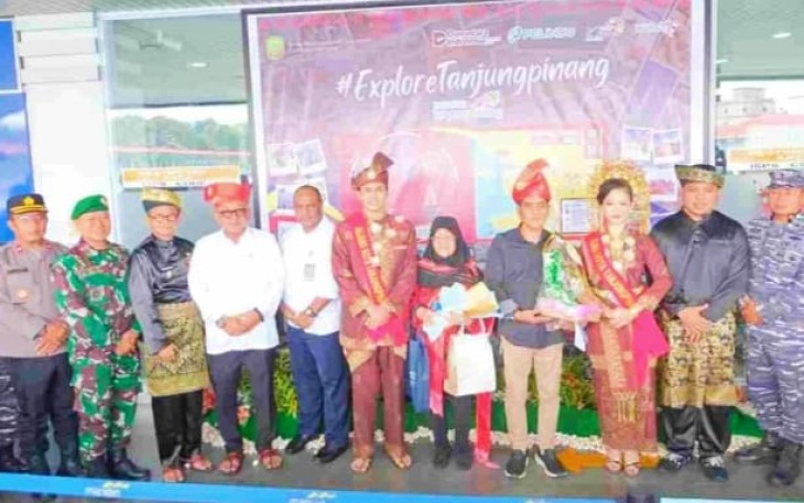 Wali Kota Tanjungpinang Lis Darmansyah saat menyambut dua wisatawan pertama asal Singapura di Pelabuhan Internasional Sri Bintan Pura, Kamis (1/1).  