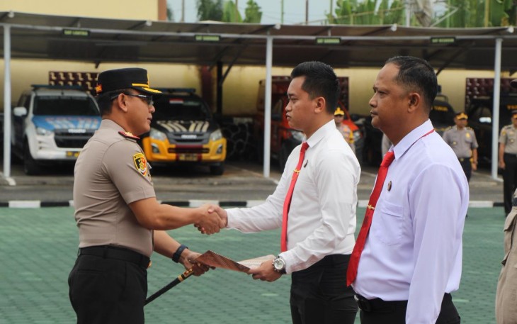 Kapolres Oku Timur Berikan Penghargaan Kepada 23 Personel Berprestasi