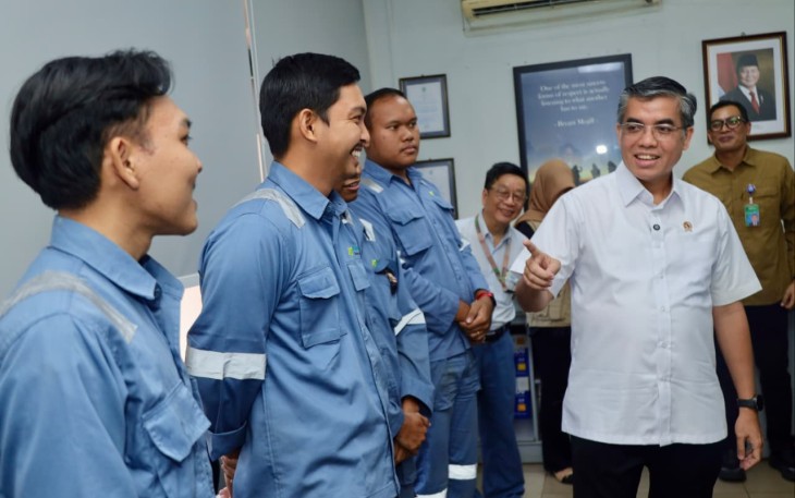 Menteri Ketenagakerjaan Yassierli saat melakukan monitoring dan evaluasi pemagangan nasional di PT Ecogreen Oleochemicals, Batam, Kepulauan Riau, Selasa (24/2/2026)