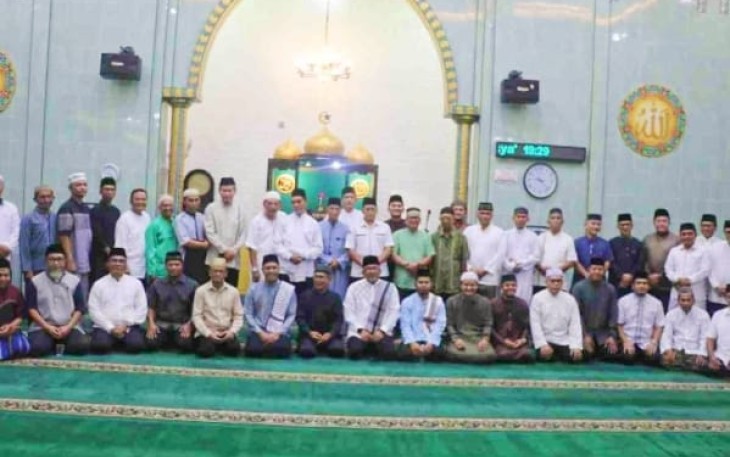Malam ke-9 Ramadan, Wali Kota Tanjungpinang Lis Darmansyah dan Wakil Wali Kota Raja Ariza beserta rombongan melaksanakan Safari Ramadan Pemerintah Kota Tanjungpinang mengunjungi dan salat tarawih di Masjid Jami' Al Jannatul Ma'wa, Jalan Soekarno Hatta Kelurahan Tanjungpinang Barat, Kamis (26/2/2026)