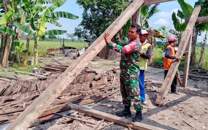 Babinsa Bantu Rehabilitasi Rumah Warga