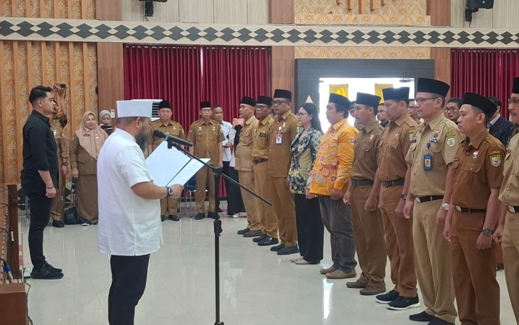 Gubernur Bengkulu, Helmi Hasan Mengukuhkan Pengurus Retret Merah Putih dan Persekutuan ASN Kristiani di Lingkungan Pemerintah Provinsi Bengkulu Periode 2026–2030, yang berlangsung di Aula Merah Putih, Kantor Gubernur Bengkulu, Senin (2/3) /Foto : MC 