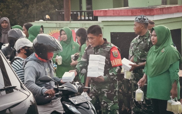 Koramil Kokonao dan Koramil Timika Bagikan Takjil kepada Pengguna Jalan