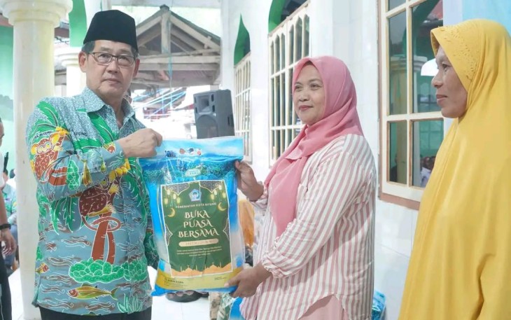 Walikota Bitung, Hengky Honandar saat memberikan bingkisan pada momen safari Ramadhan di Pulau Lembeh