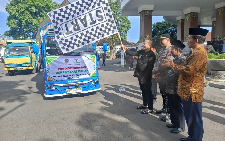 Bupati Rober Christanto secara simbolis memimpin pemberangkatan armada pendistribusi zakat fitrah, di halaman Rumah Dinas Bupati Karanganyar, Kamis (12/3/2026)