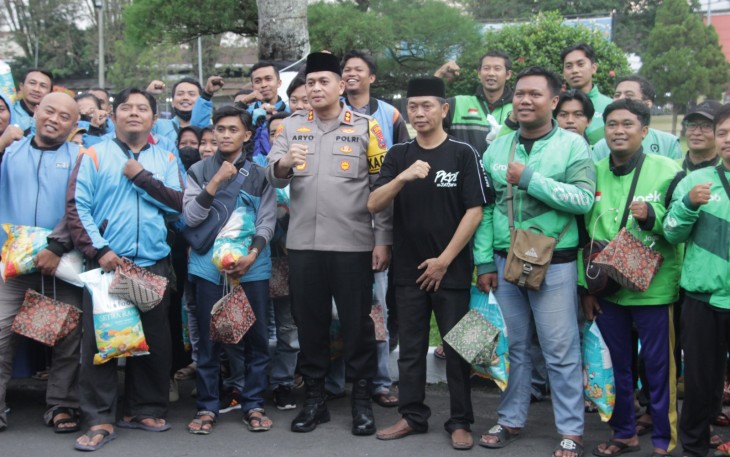 Sinergi Polres Bondowoso dan PKDI Hadirkan Senyum Ojol Saat Menjelang Berbuka