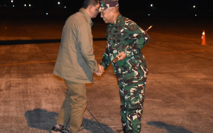 Pangdam XIII Merdeka, Mayjen TNI Mirza Agus saat menjemput kedatangan kepala BNPB di Bandara Samratulangi Manado