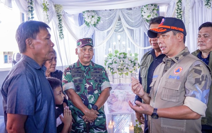 Pangdam XIII Merdeka, Mayjen TNI Mirza Agus bersama kepal BNPB RI saat mengunjungi rumah korban bencana usai tinjau lokasi GOR KONI Sulut 